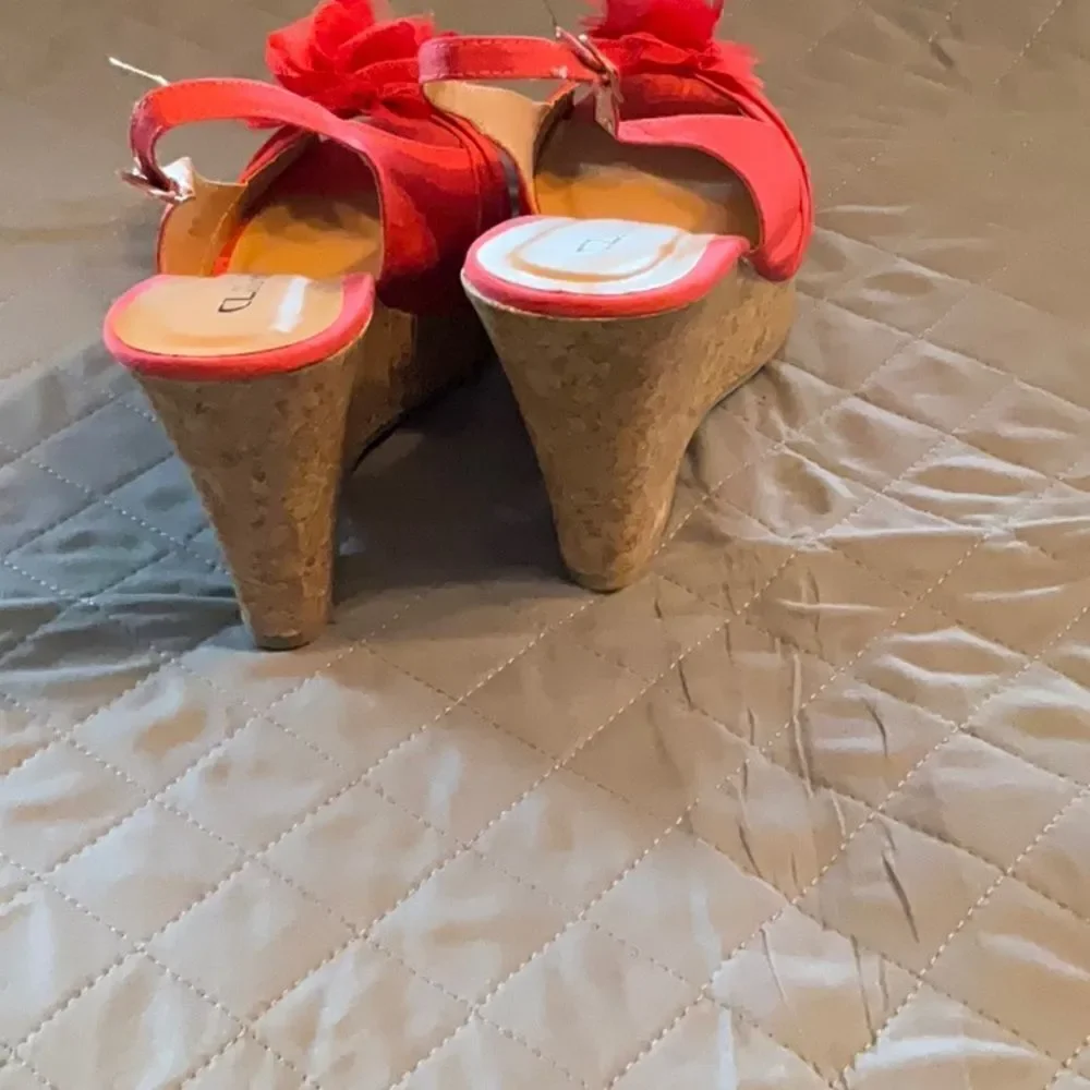 NWOT C L LAUNDRY satin upper peep toe wedges in size 11